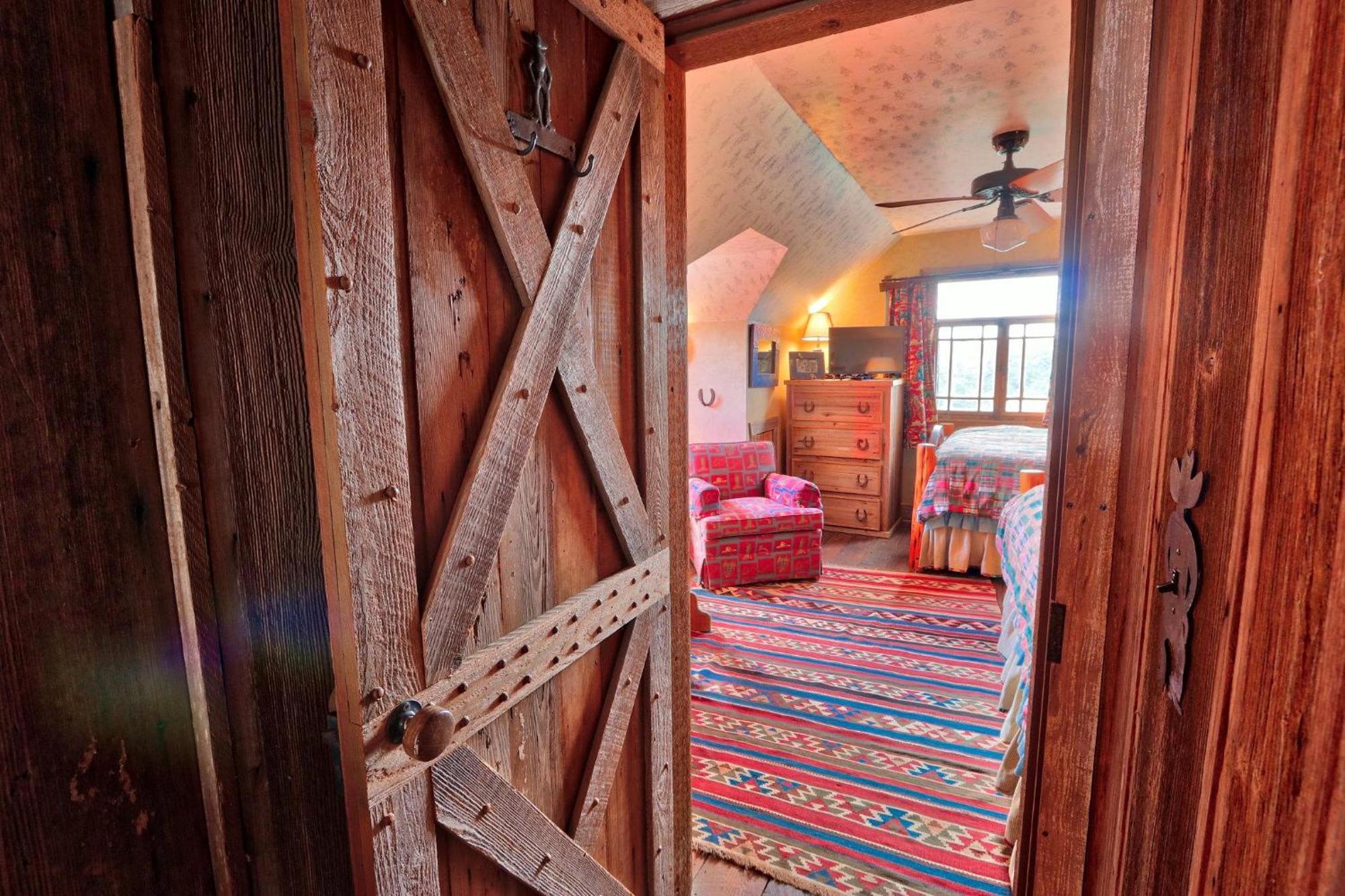Log Cabin At Old Glory Ranch 温伯利 外观 照片